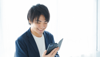 スマホで査定額を確認するイメージ