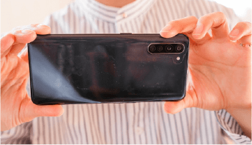 スマホで写真を撮っているイメージ