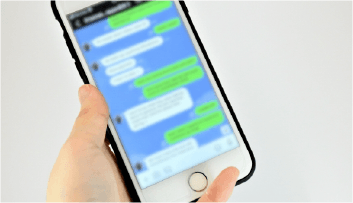 LINEで詳しいやり取りをしているイメージ